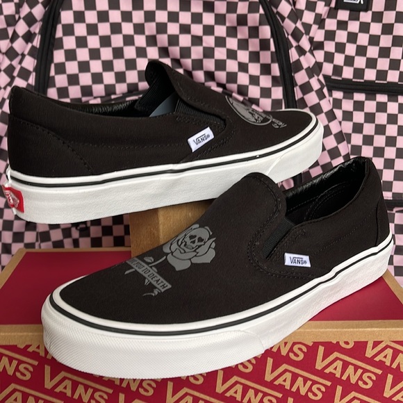 Vans Men’s Classic Slip-0n
Love You To Death Black/True Wht
VN0A5JMH6BT
Sneakers - Picture 10 of 16